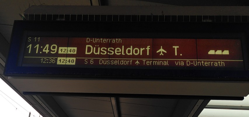 Anzeigetafel der Bahn am Bahnhof Derendorf mit zwei verspäteten Zügen