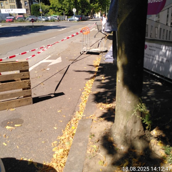 Geh vollständig gesperrt durch Bauzaun und Fahrbahn mit allerlei Hindernissen ohne Rampe