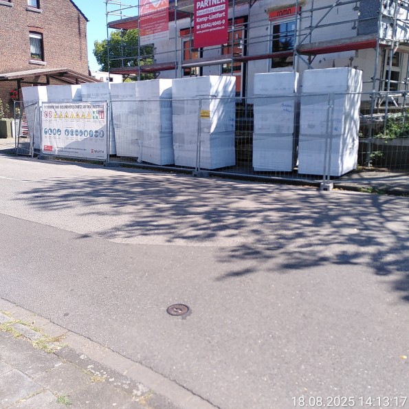 Flexihip-Baustelle, Gehweg an Rheinstraße Duisburg Rheinhausen vollständig mit Material zugestellt.