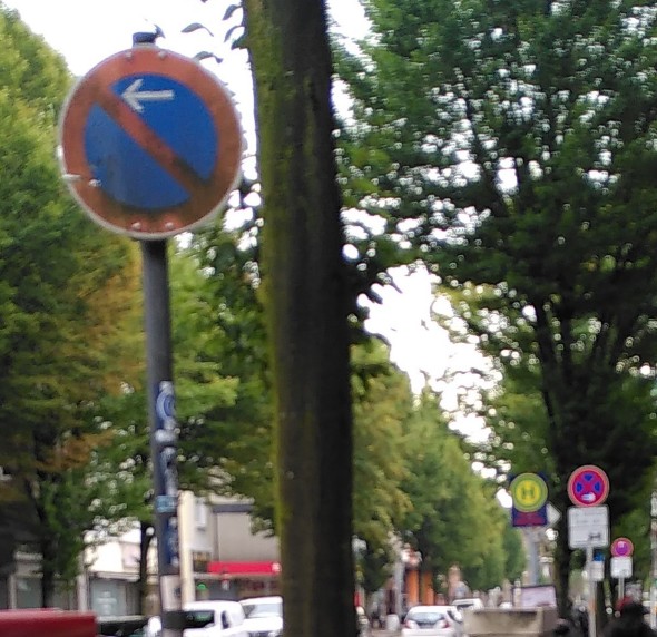 Bushaltestelle mit zwei unterschiedlichen Halteverbotsschildern an Friedrich-Alfred-Str. in Duisburg