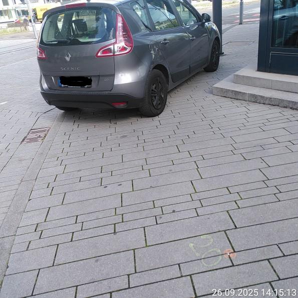 Renault blockiert in Düsseldorf den Gehweg nahezu vollständig