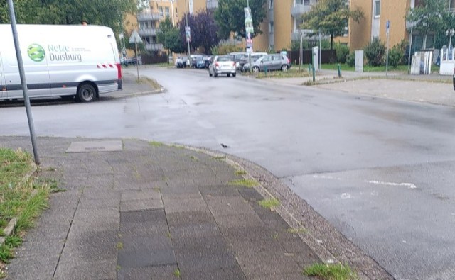 Netze Duisburg parkt auf dem Gehweg obwohl direkt daneben leere Parkplätze sind.
