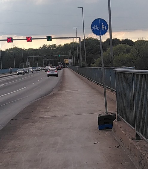 Nach der Engstelle ein Schild mit Verkehrszeichen 241