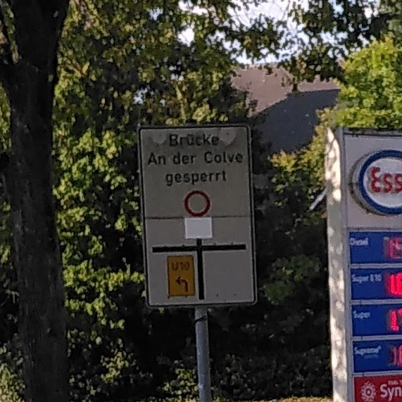Wegweiserschild mit dem Hinweis, dass die Cölvebrücke gesperrt werden für alle Fahrzeuge.