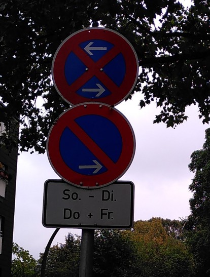 Absolutes und darunter eingeschränktes Halteverbot mit Zeiten.