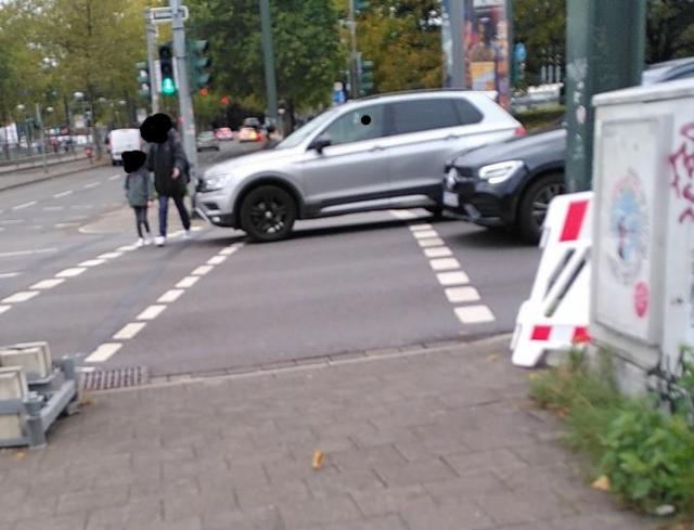 Autofahrer blockiert an Ampel Fußverkehr vollständig und Radverkehr teilweise.