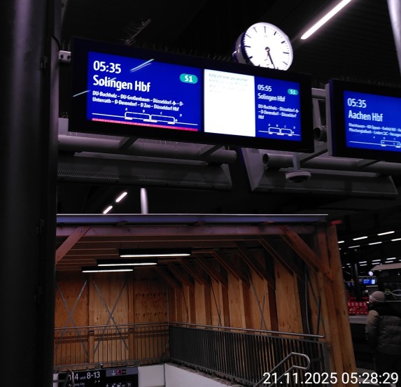 Anzeigetafel mit Blick vom Bahnsteig außen zum Gleis hin, steht der nächste Zug