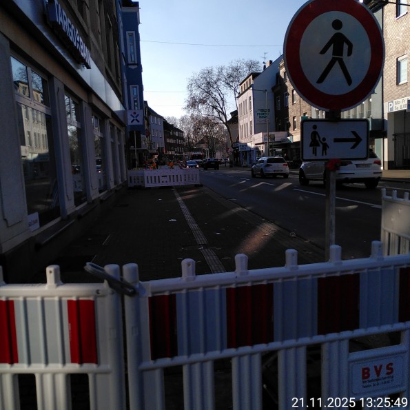 Rad- und Gehweg an Krefelder Str. in Rheinhausen gesperrt ohne erkennbaren Grund.