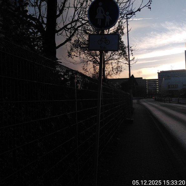 VZ 239 und Zusatzzeichen Fahrradfrei auf einem schmalen Gehweg in Hochfeld.