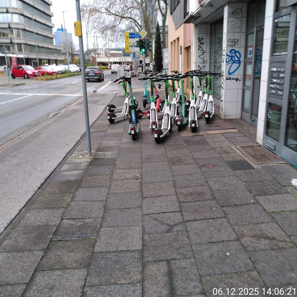 Ihscooter blockieren einen recht breiten Gehweg vollständig durch eine große Anzahl.