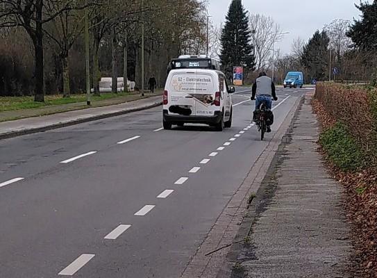 Mit einem Firmenfahrzeug wird ein Radfahrer mit erkennbar zu wenig Abstand überholt.