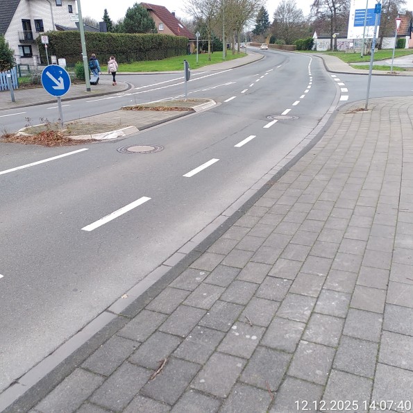 Fahrbahn mit "Schutzstreifen" und Mittelinsel