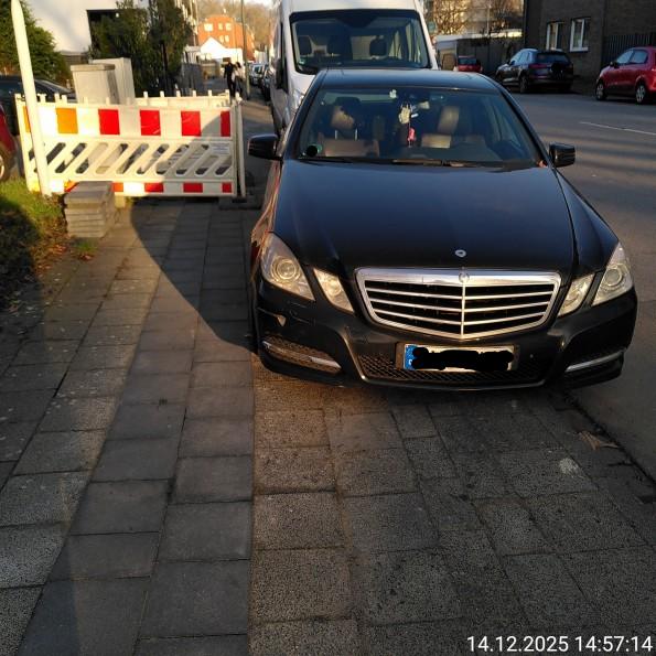 Mercedes parkt auf Gehweg und blockiert mit weißen Transporter an einer Baustelle den Gehweg vollständig