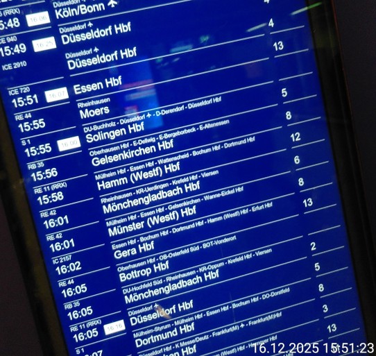 Anzeigetafel mit den Abfahrtzeiten der Züge im Hauptbahnhof Duisburg.