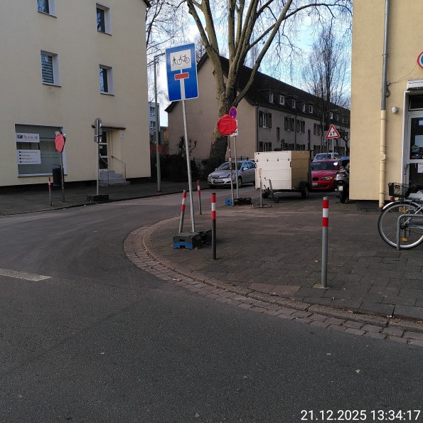 Sackgassenschild mit Freigabe für Rad und Fußverkehr an einer Straße in der offensichtlich gebaut wird.