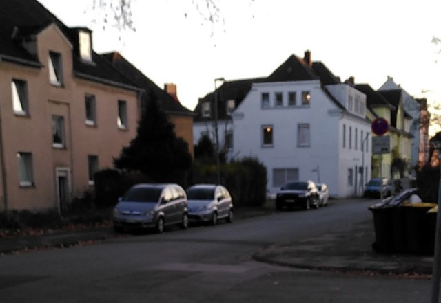 Kreuzstr. in Rheinhausen mit viel Falschparken auf der linken Seite.