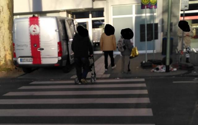 Zebrastreifen mit Bargeldtransporter am Marktplatz in Rheinhausen