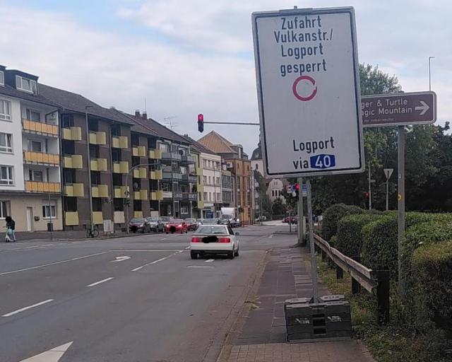 Hinweis-Schild blockiert Gehweg fast ganz.