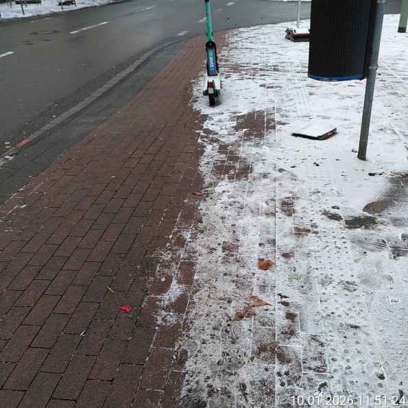 Ihscooter der Firma DOTT hat den Winterdienst auf einem Radweg verhindert.