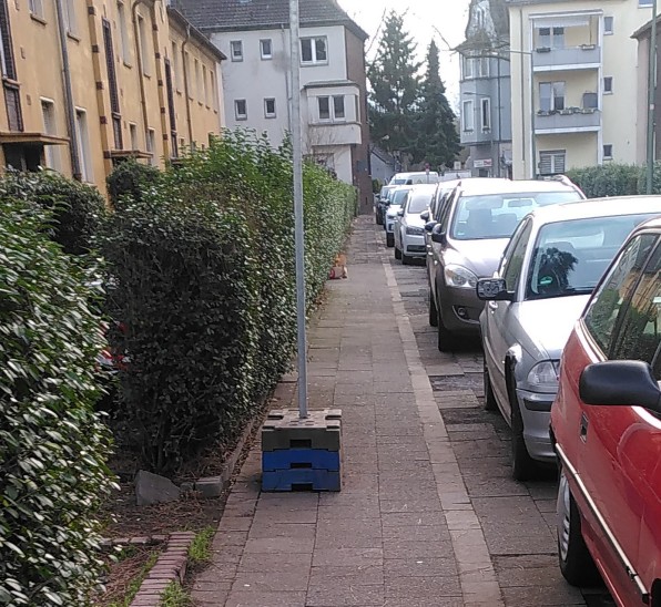 Hinweisschild für Baustelle engt ohnehin zu schmalen Gehweg noch weiter ein.