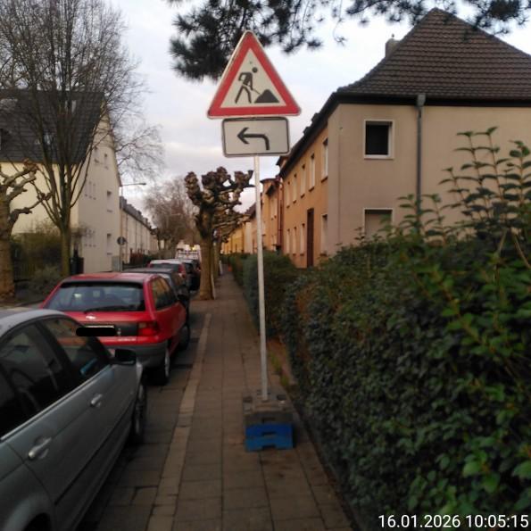 Hinweisschild für Baustelle engt ohnehin zu schmalen Gehweg noch weiter ein.