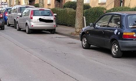 Herrmannstr. Duisburg Rheinhausen. Links ein PKW vollständig auf der Fahrbahn, Rechts ein PKW teilweise auf Gehweg