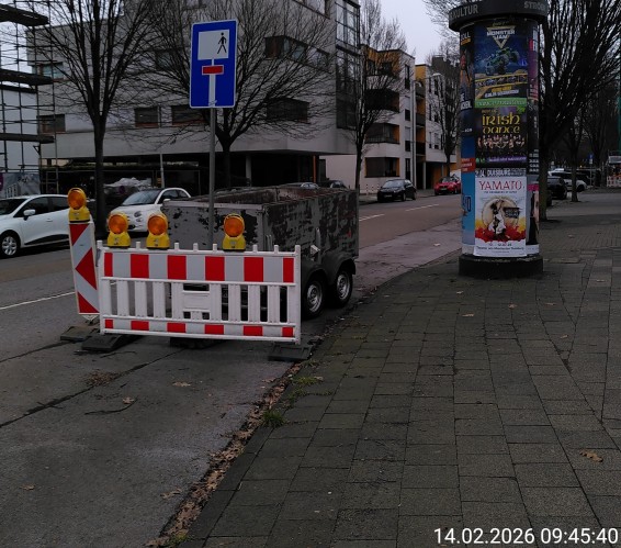 Absperrgitter und Sackgassenschild an der Friedrich-Alfred-Str. in Rheinhausen