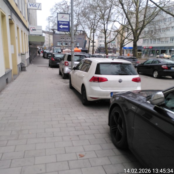 Kuhlenwall in Duisburg mit neuem Pflaster und sehr vielen geparkten KFZ in der Halteverbotszone