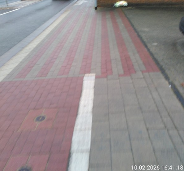 Rad- und Gehweg enden auf einer Fläche, die rot grau gestreift ist.