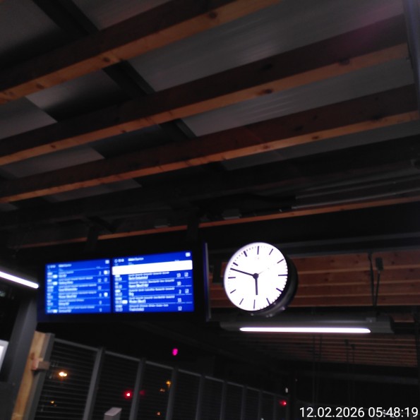 Tafel mit Zuganzeigen vor dem Treppenabgang zu den U-Bahnen.
