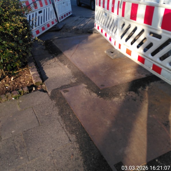 Absperrungen und mehrere Metallplatten übereinander.