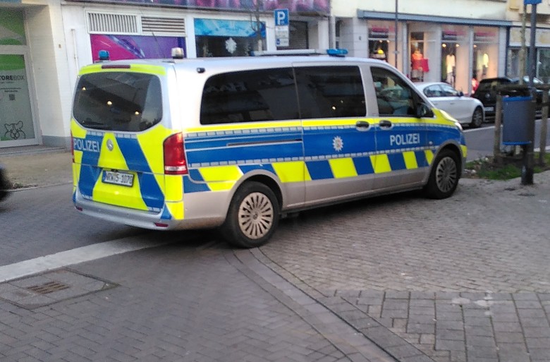 Duisburg Rheinhausen Polizeitransporter steht in der Einmündung Kaiserstr. halb auf dem Gehweg halb auf der Fahrbahn