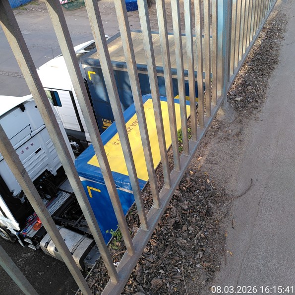 Zwei LKW von oben unter einer Brücke.