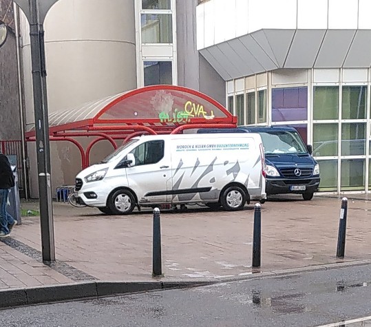 Zwei Transporter blockieren den Zugang zu den Fahrradständern vor der für Radverkehr gesperrten Unterführung.