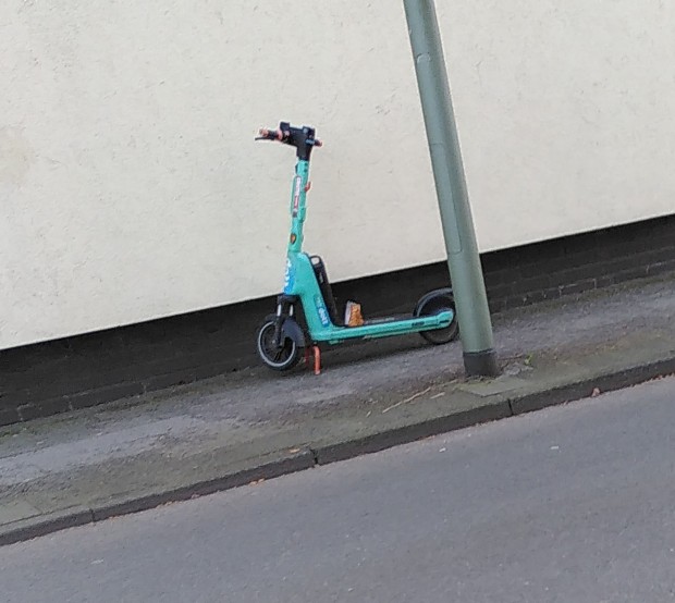 Duisburg Rheinhausen Ihcsooter schränkt einen schmalen Gehweg an der Hermannstraße erheblich ein.