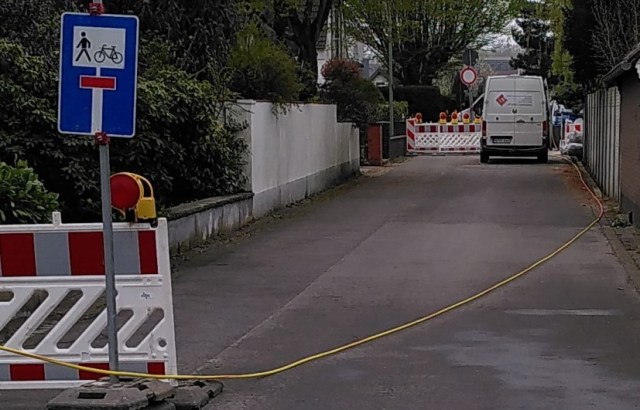 Im Vordergrund ein Sackgassenschild (durchgängig für Rad- und Fußverkehr) im Hintergrund Baustelle mit Fahrverbot für alle Fahrzeuge.