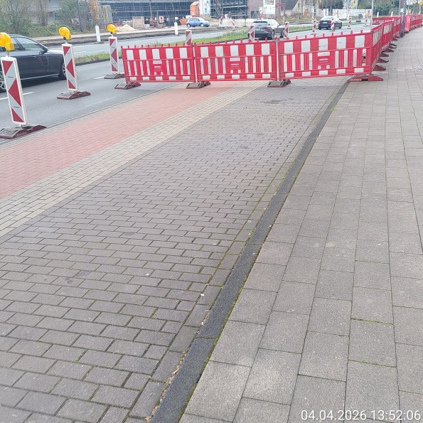 Radweg an der Mercatorstraße in Duisburg grundlos durch Absperrgitter gesperrt.