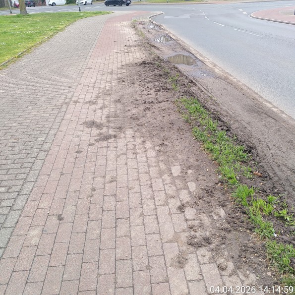 KFZ-Verkehr gefährdet in Duisburg Rheinhausen Radverkehr durch auf den Radweg verteilten Schlamm.