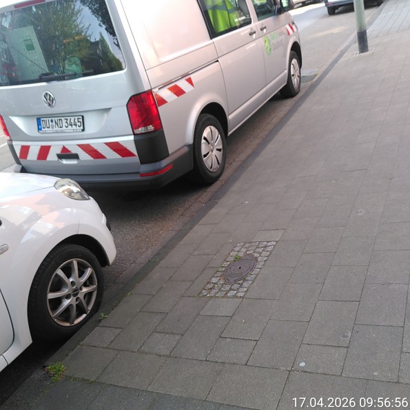 Falschparken von Netze Duisburg in einer Feuerwehreinfahrt in Duisburg Rheinhausen