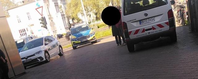 KFZ von Octeo und Polizei behindern Rad- und Fußverkehr am Hauptbahnhof Duisburg.