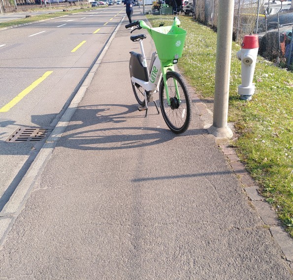 Lime Leihfahrrad engt den Gehweg in Zürich erheblich ein