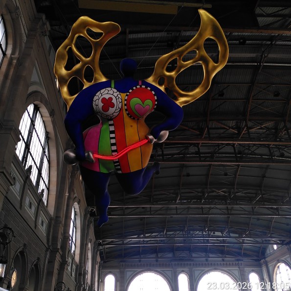 L'ange protecteur/Schutzengel mit goldenen Flügeln unter der Decke im HBF Zürich von Niki de Saint Phalle