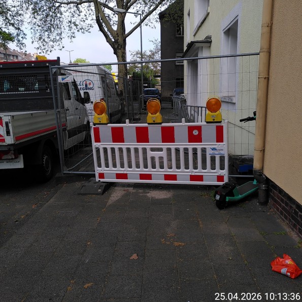 Gehweg bei Hildegardstr. 11 vollständig mit einem Gitter abgesperrt, direkt daneben sind Parkplätze.