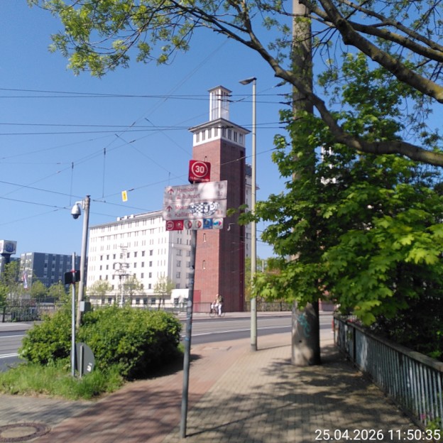 An der Schwanentorbrücke mehrere Schilder für den Radverkehr, welche nicht der aktuellen Wahrheit entsprechen.