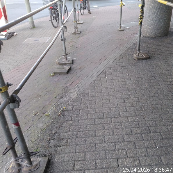 Man sieht einen abknickenden Radweg, der durch Gerüst blockiert wird mit Leitlinie, die ebenfalls blockiert an der Schwanenstr. in Duisburg