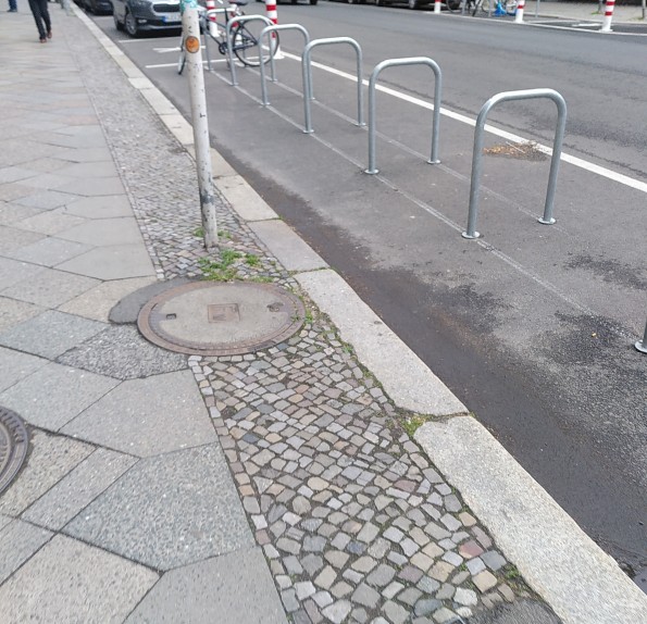 Fahrständer (Bügel auf der Fahrbahn mit klarer Abgrenzung für Radverkehr.