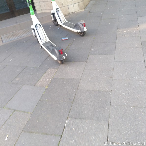 Ihscooter von LIME auf Gehweg ohne Versicherungskennzeichen