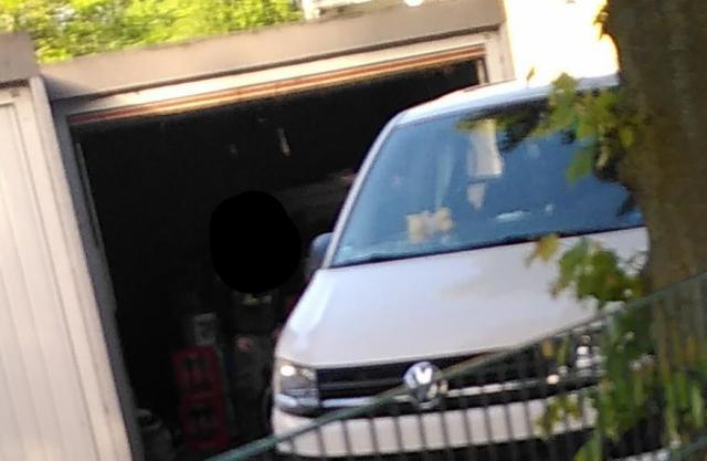 KFZ vor Garage in der Garage erkennt man u. a. Getränkekisten.
