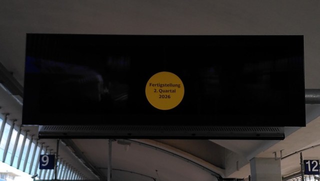 Anzeigetafel im Hauptbahnhof von Münster mit angeblicher Fertigstellung 2. Quartal 2026