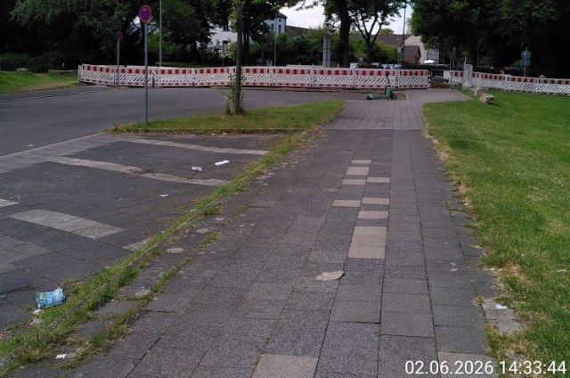 Sperrung Sackgasse In den Peschen am Kruppgymnasium in Duisburg Rheinhausen für Ladestationen am Johanniter Krankenhaus.